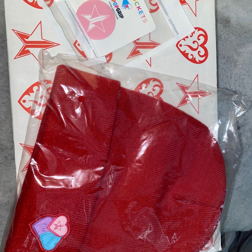Brand new Jeffrey star beanie & pop socket